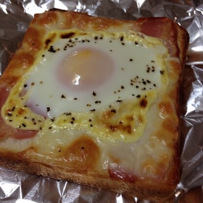 朝ごはんに☆結構しっかり目に焼きましたが、食べると黄身のなだれが（笑）美味しかったです(*^^*)v簡単にしっかり栄養も摂れていいですね。ご馳走様でした。